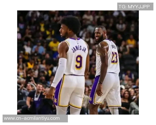 詹姆斯与布朗尼父子同台亮相常规赛揭幕战的历史时刻回顾