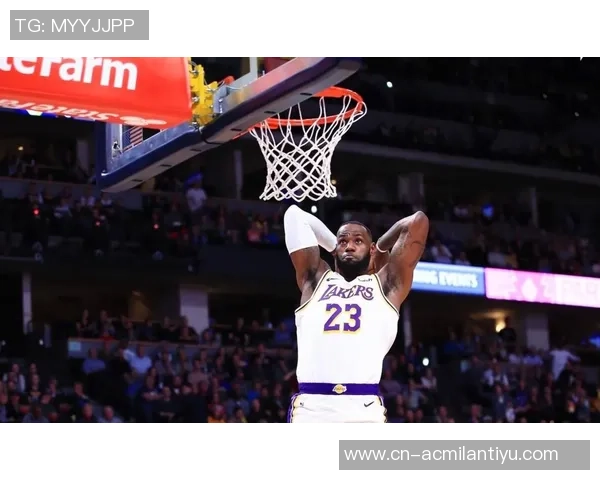 詹姆斯与湖人关系紧张球迷期待他在最后一季的归宿与传奇